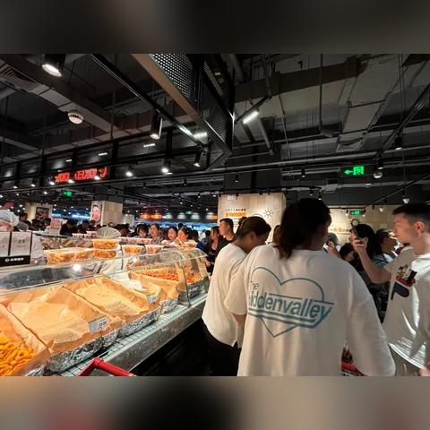 官方支持：2025年正版资料整年免费——即时零售爆发 vs 古板商超萎缩